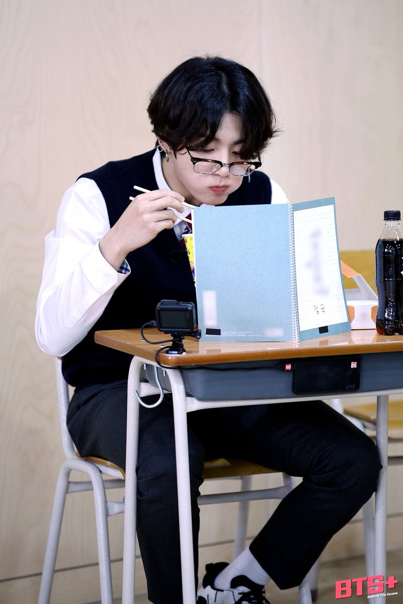 comma_bts's tweet photo. 달방 비하인드 컷 (1) https://t.co/T6F9eM4Dmw