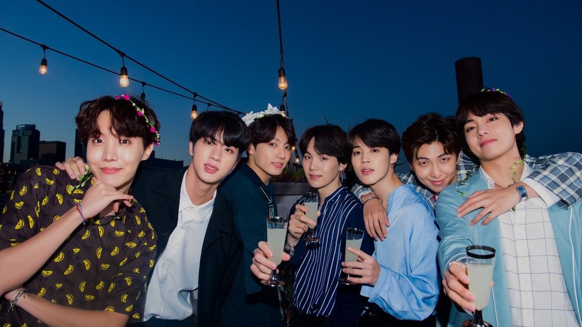 jayarmy_'s tweet photo. mau bales postcardnya juga but i think semuanya udah diwakilin ama army, 
kita semua satu, kita sehati, kita keluarga jadi pasti satu army bilang 'terimakasih untuk bangtan' aku rasa aku udah diwakilin ama dia, thankyou army 
thankyou bangtan
we are together💜 #TO_BTS #FROM_ARMY https://t.co/M7OPvHqre0