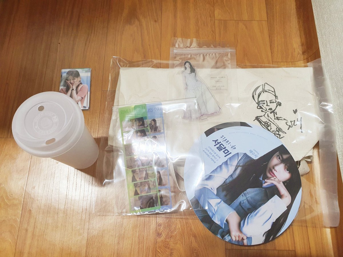 suzy__9410's tweet photo. @team200701 이상없이 잘 수령했습니다! 감사합니당~ https://t.co/CmxTJITPwG