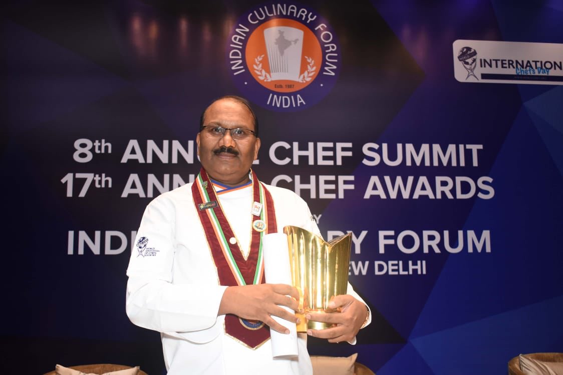 itdc_theashok's tweet photo. Glorious moment!
GOLDEN HAT Award by #ICF, bestowed upon Chef Arvind Rai, Executive Chef, #TheAshok. #ITDC congratulates the accomplished Chef. 
#CulinaryArt #IndianCulinaryForum https://t.co/X6ey3vj9DG