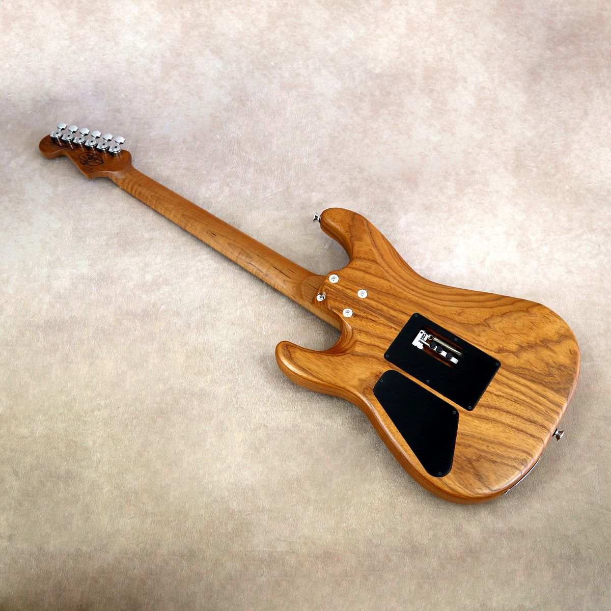 zemagreco_osaka's tweet photo. #Chavel USA Artist Series Guthrie Govan Signature HSH, Aramelized Ashは、#ガスリー・ゴーヴァン の綿密に計算されたプレイスタイルから求められたアイディアを随所に投入したハイスペックなモデル👍
キャラメライズド・アッシュをボディに採用しています。
https://t.co/fbxFP3ykFq
#シャーベル https://t.co/YK4RoBmeLy
