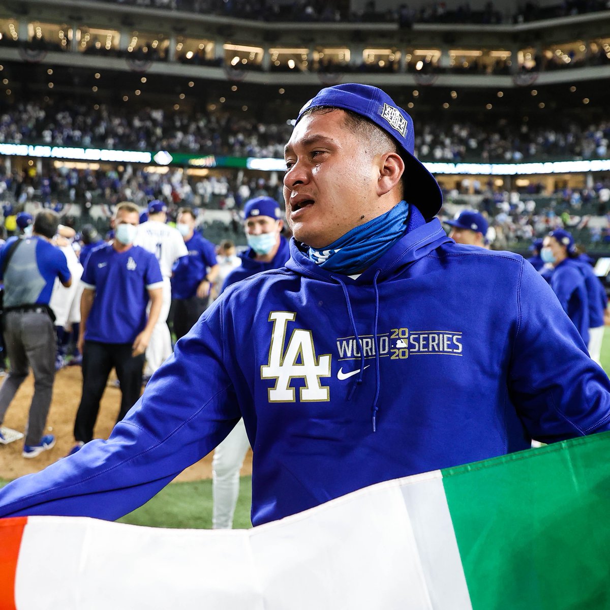 MLB_Mexico's tweet photo. ¡Qué hermosa nuestra bandera!
Hoy Víctor González y Julio Urías pusieron en alto el nombre de México.
#YoAmoElBeis #OrgulloMexicano https://t.co/jj6kQYeGxX