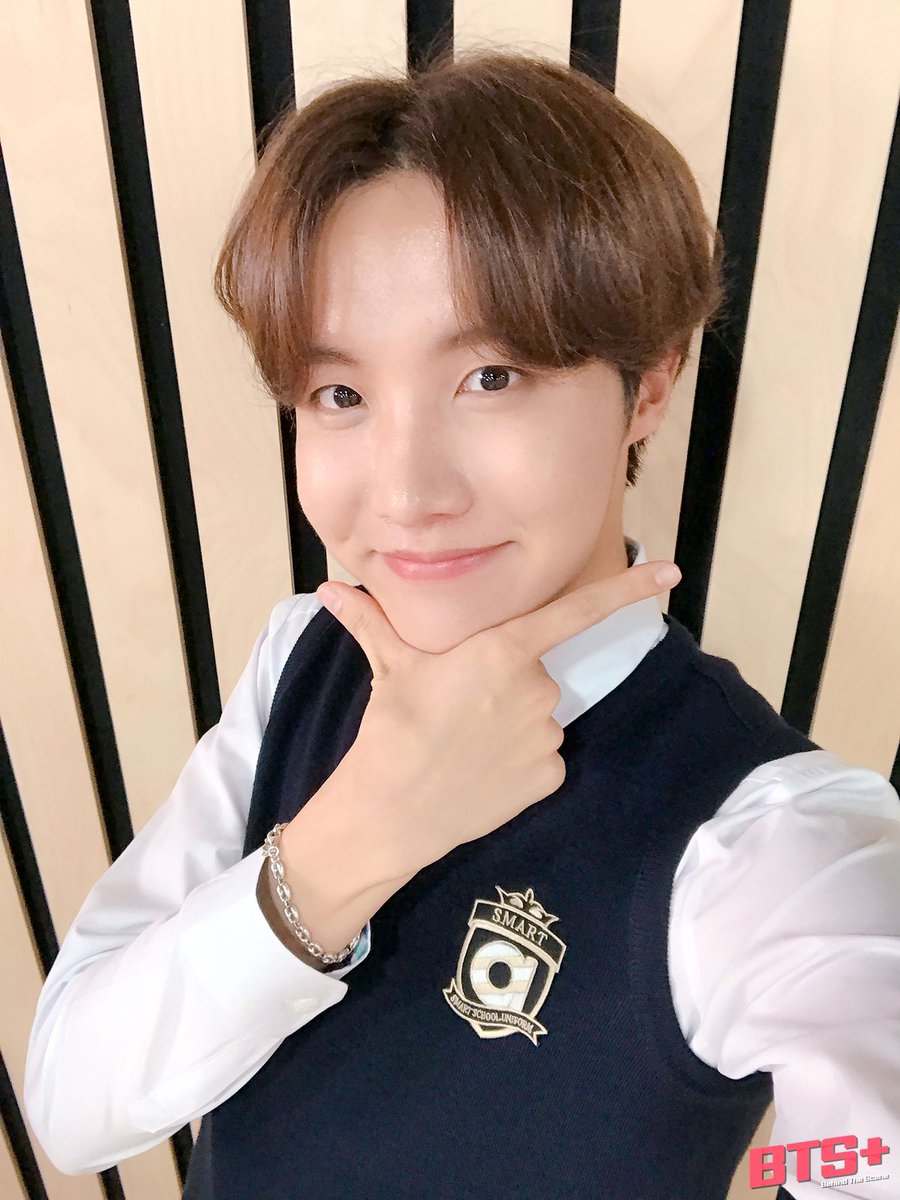 Divya44939016's tweet photo. RUM BTS EP 113  SELFIES PART 1 💜🤩
 #runbtsep113 #runbts2020 #방탄소년단 
#BTSV #BTS_BE #BTSARMY #BTS #kimnamjoon #kimseokjin #MinYoongi #Dear_ARMY #FROM_ARMY #TO_BTS
#JUNGHOESOK #parkjimin #kimtaehyung #jeonjungkook #ARMY  #V #JUNGKOOK #JHOPE #namjoon #JIN #Suga #JIMIN https://t.co/QqQxvNmW0A