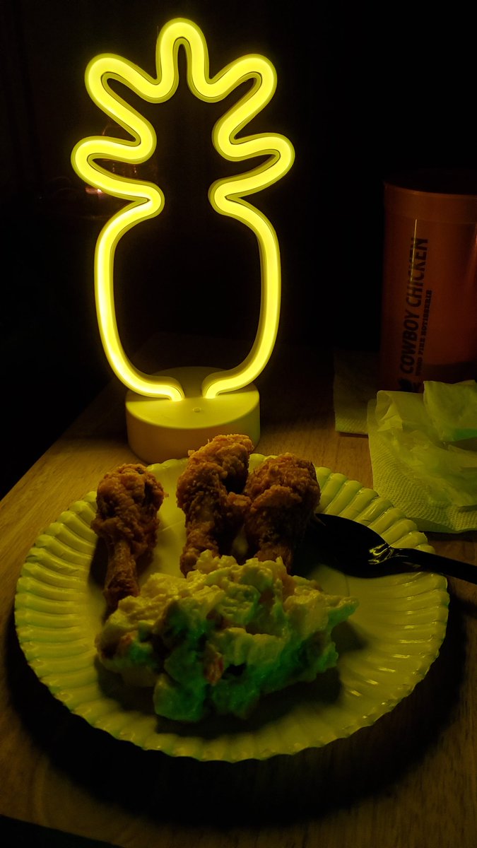 iliketoeatok's tweet photo. No power late night fried chicken dinner. Long live the cactus π΅ light. Thanks for being open @WinCoFoods #okcfoodie #poweroutage #icestorm2020 #friedchicken #pineapplelight https://t.co/JhsJEAImYp