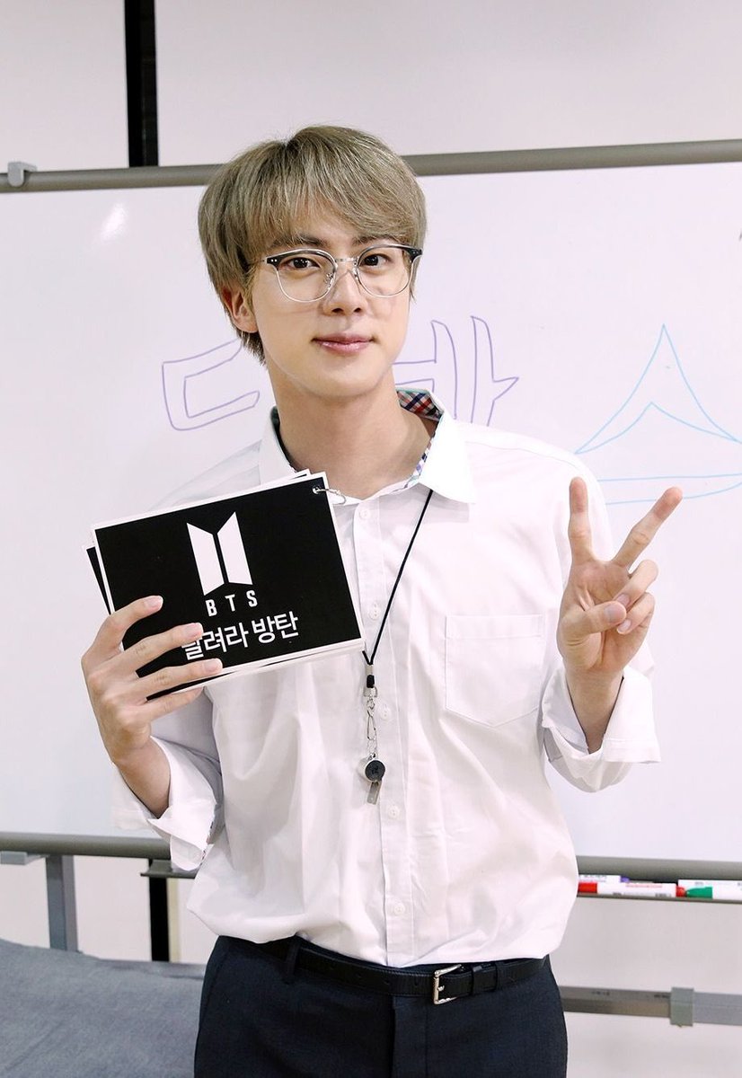ArmyOfSeokJin's tweet photo. ถ้าเป็นพี่จินแว่นทรงไหนก็รอดป่ะ https://t.co/qgOURpJVUs