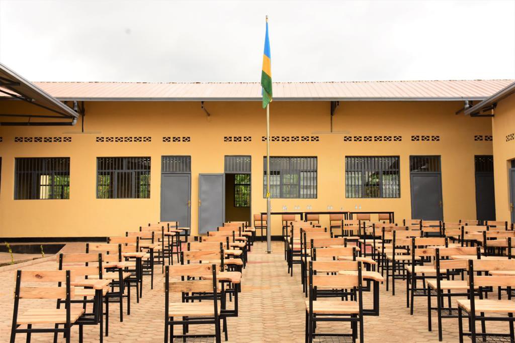 utexrwa's tweet photo. The school was built 100% by Mr. Kishor Jobanputra a son of Liladhar Jetha Jobanputra family and Chairman of Utexrwa Limited.

It is also built as an occasion to celebrate the 100th anniversary of the late's Liladhar Jetha Jobanputra arrival in Rwanda in 1919

@Rwanda_Edu https://t.co/hU2xrg8el6