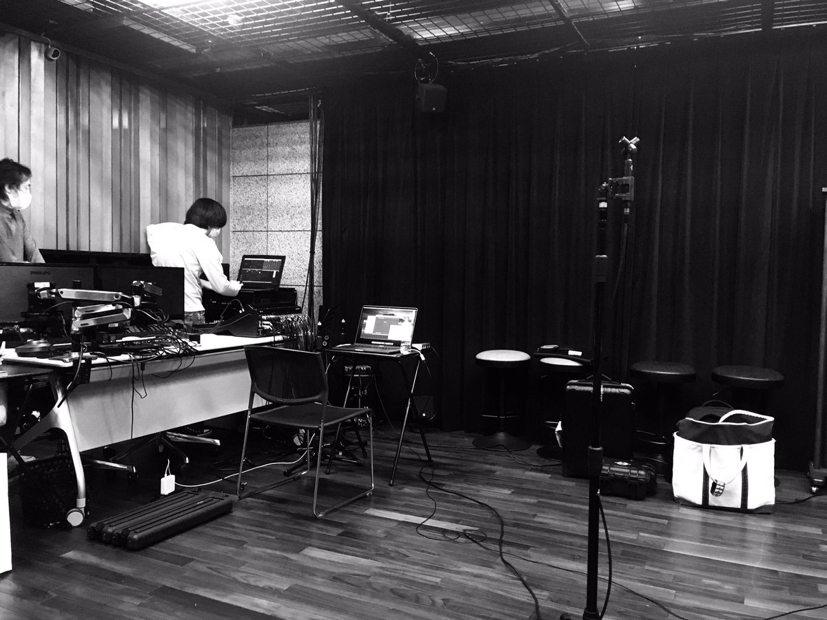 evala_SbYE's tweet photo. 昨日のHacking Tone Streaming仕込み風景。この時点でまだ2.5時間分。南国の音と公園の音、水の音と飛行機の音、鳥の声と子どもの声…いくつもの別の場所が交錯し、まるでそこにあるかのように錯覚するバイノーラルのサウンド。
#seebyyourears
#evala
#SbYE
https://t.co/sOEaYSSu8f https://t.co/GzX7Q4c1hq