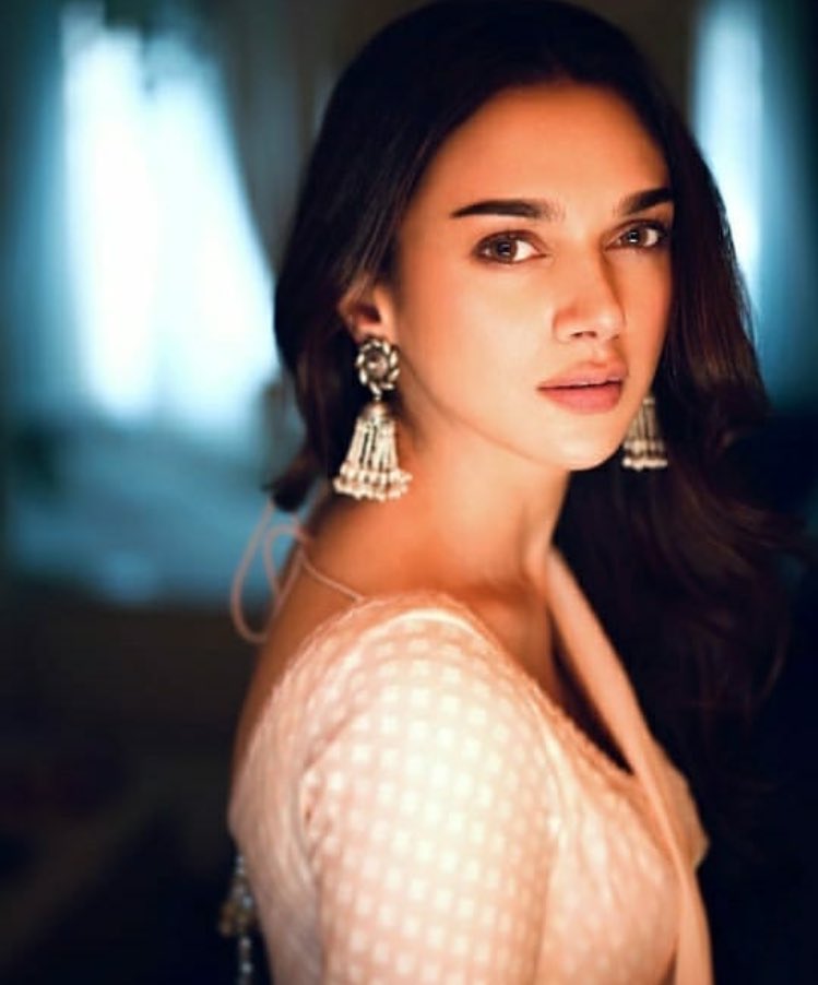 Wishing the beautiful @aditiraohydari A Very Happy Birthday! ❤️🎂
#AditiRaoHydari #birthday #birthdaywishes #HappyBirthdayAditiRaoHydari #beautiful #bollywood #movietalkies https://t.co/v1EAuMEjQP