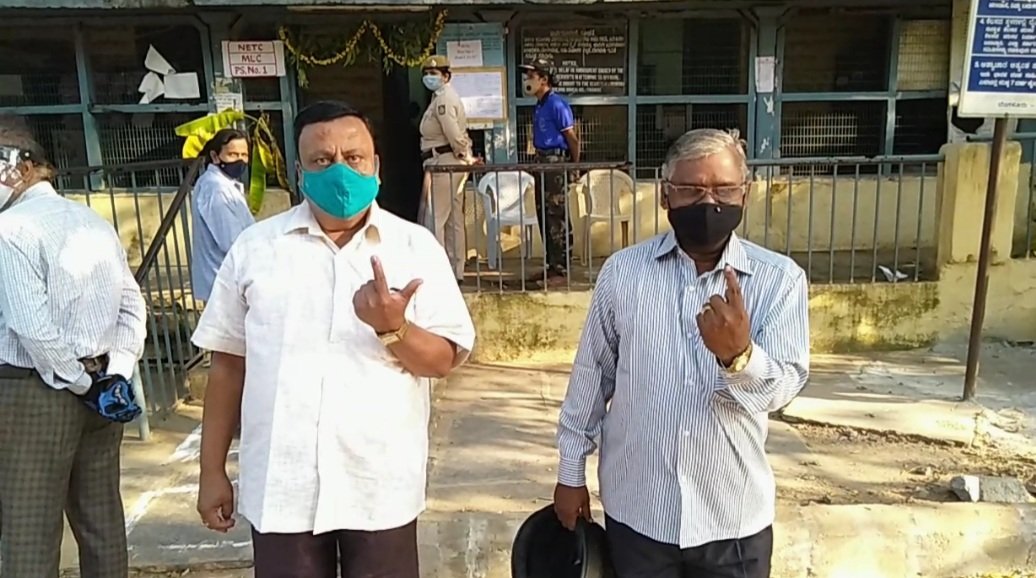 KiranTNIE1's tweet photo. #TNIE #Graduateselection 
#Ballari Voters casted their votes in #GraduatesElection in Ballari. The district has more than 6000 voters, #COVID19 guidelines strictly followed in #Electionbooths. @NewIndianXpress @XpressBengaluru @santwana99 @ramupatil_TNIE @Amitsen_TNIE https://t.co/6x0KomdbCu
