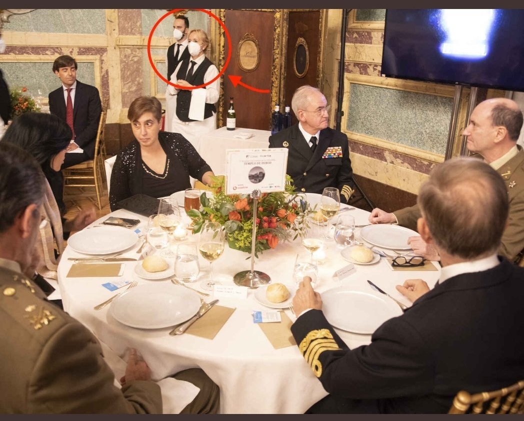 RaquelBlascoR's tweet photo. #EVIDENCIAS DE LA TRANSMISIÓN AÉREA en un restaurante 
Por algo los que cuidan de nosotros nos dicen que DEBEMOS DE EVITAR EVENTOS EN LOCALES CERRADOS SIN MASCARILLA 
Ah, que para ellos no rige esto?
#LASFOTOSDELAVERGUENZA
https://t.co/sXXSy7yFEd https://t.co/IChMhxFlRG