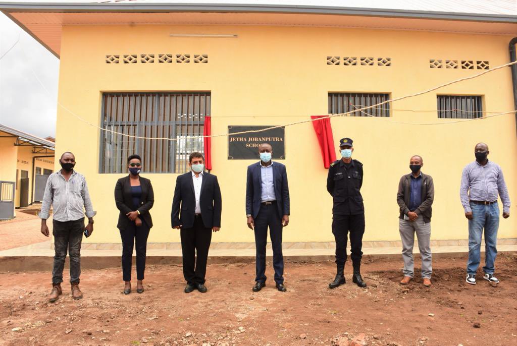 utexrwa's tweet photo. Managing Director also thanked the Government of Rwanda under President @PaulKagame for the best leadership style which allows citizens n foreigners to do their business in a good environment!

We will always contribute to the development of our Rwanda especially Education Sector https://t.co/kMIFm262f6
