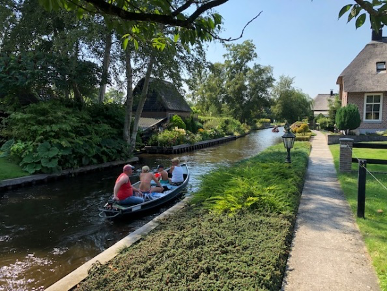 WVHL's tweet photo. Een dag op pad met gerechtsdeurwaarder Karin Wigger: https://t.co/wkU5glbFmv | #gerechtdeurwaarder #deurwaarder #almelo #twente #giethoorn #herfst https://t.co/gEq0r11lkV