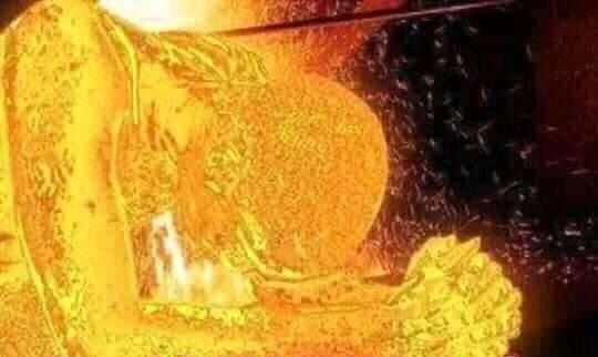 золото монеты. сгоревшая золотая страница. золотистый огонь. слиток золота у костра. золото и доллары.