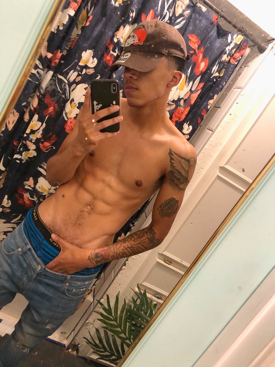 Hunnaboyyralph's tweet photo. I’m still a street nigga, even tho imma Abercrombie N’ Fitch model 🔫❗️🚷 https://t.co/5w9upGVfvd