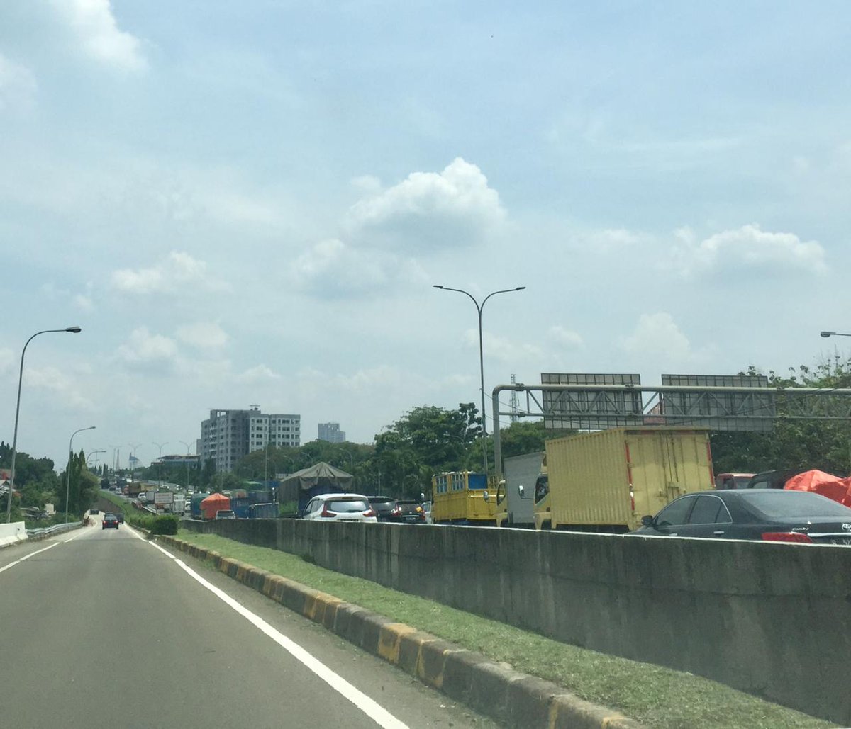 AimanWitjaksono's tweet image. Bagi saya Ekonomi harus jalan. Prokes yang diketatkan. Covid bisa fatal, ga makan juga fatal. Tanpa Lockdown beberapa negara bisa atasi. Indonesia punya tantangan di Jumlah Penduduk &amp;amp; Edukasi. #YukEdukasiProkes #LiburanSehat #EkonomiBangkit