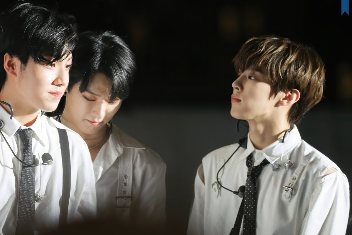 SeungyounSeason's tweet photo. @MBCMusicCore Collab stage by soloist woodz x kim wooseok x lee eunsang 🥰💙 https://t.co/BsaSdjHhlv