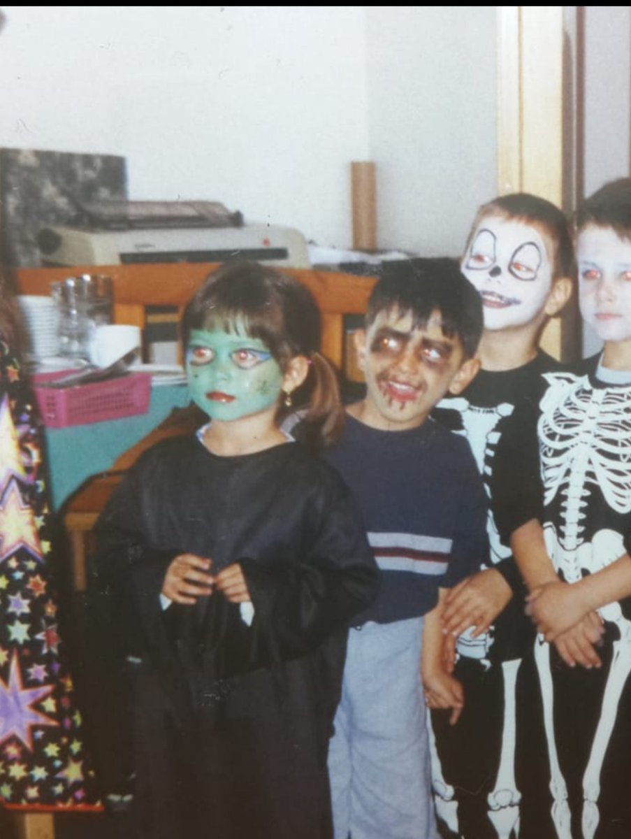 2001 berlin ilk hallowen partimiz..annemin yaptigi makyaja bak cinli kiz buz kesmis korkudan