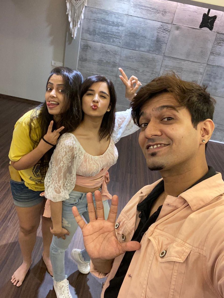 Vicky and Aakanksha tweet media
