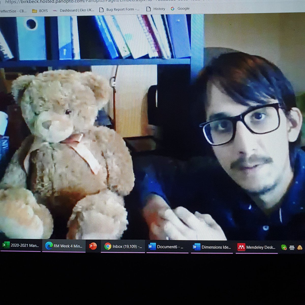 NancyDoylePsych's tweet photo. Statistical reliability rubber band and bear explanation! #ActualGenius well done @kevinteohrh https://t.co/2huozNzshU