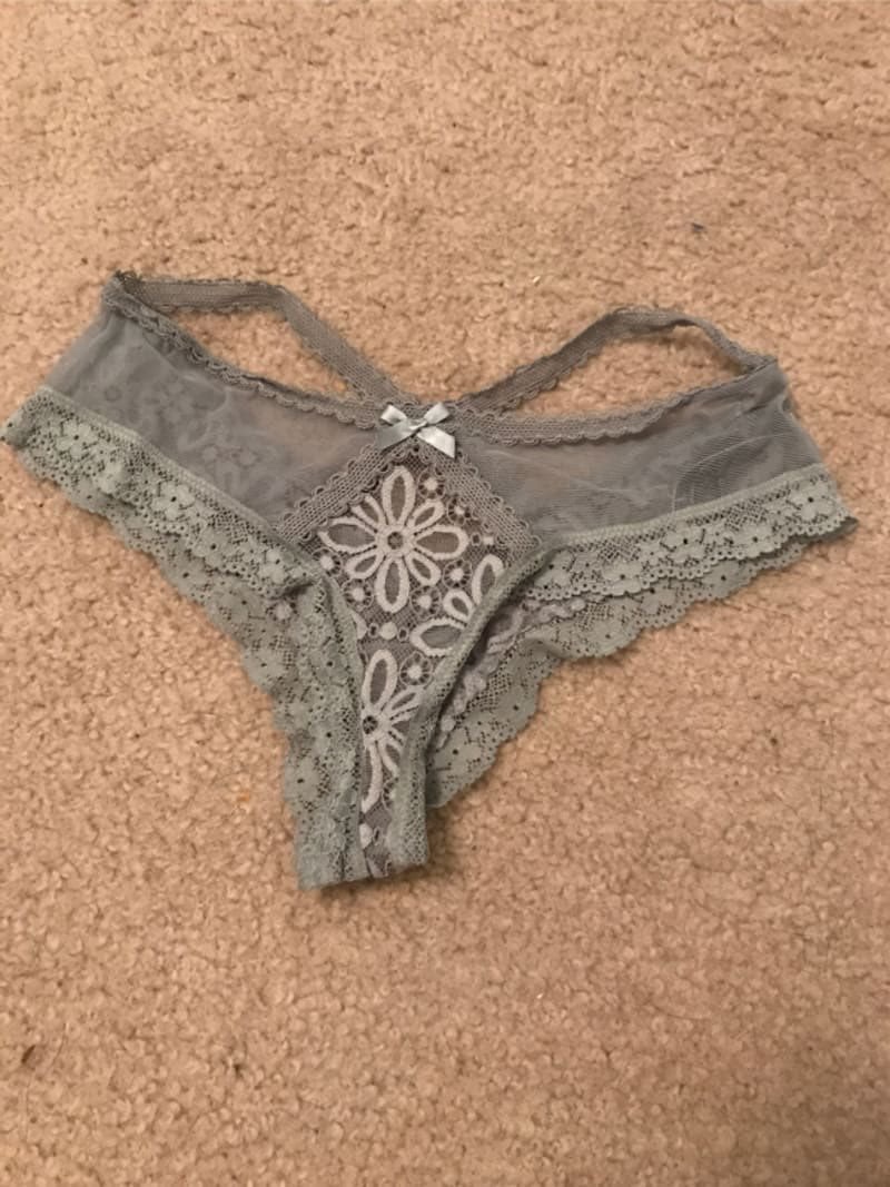 sarrahdominxx's tweet photo. Qui est prêt à raquer pour avoir l'honneur de pouvoir se branler sur mes culottes sales ? Venez DM 😏
#Moneyslave #cashpig #findom #sugarbaby #soumis #dominationfinancial #soumisfinacial #sugardaddy #slave https://t.co/sCYPNR2vcF