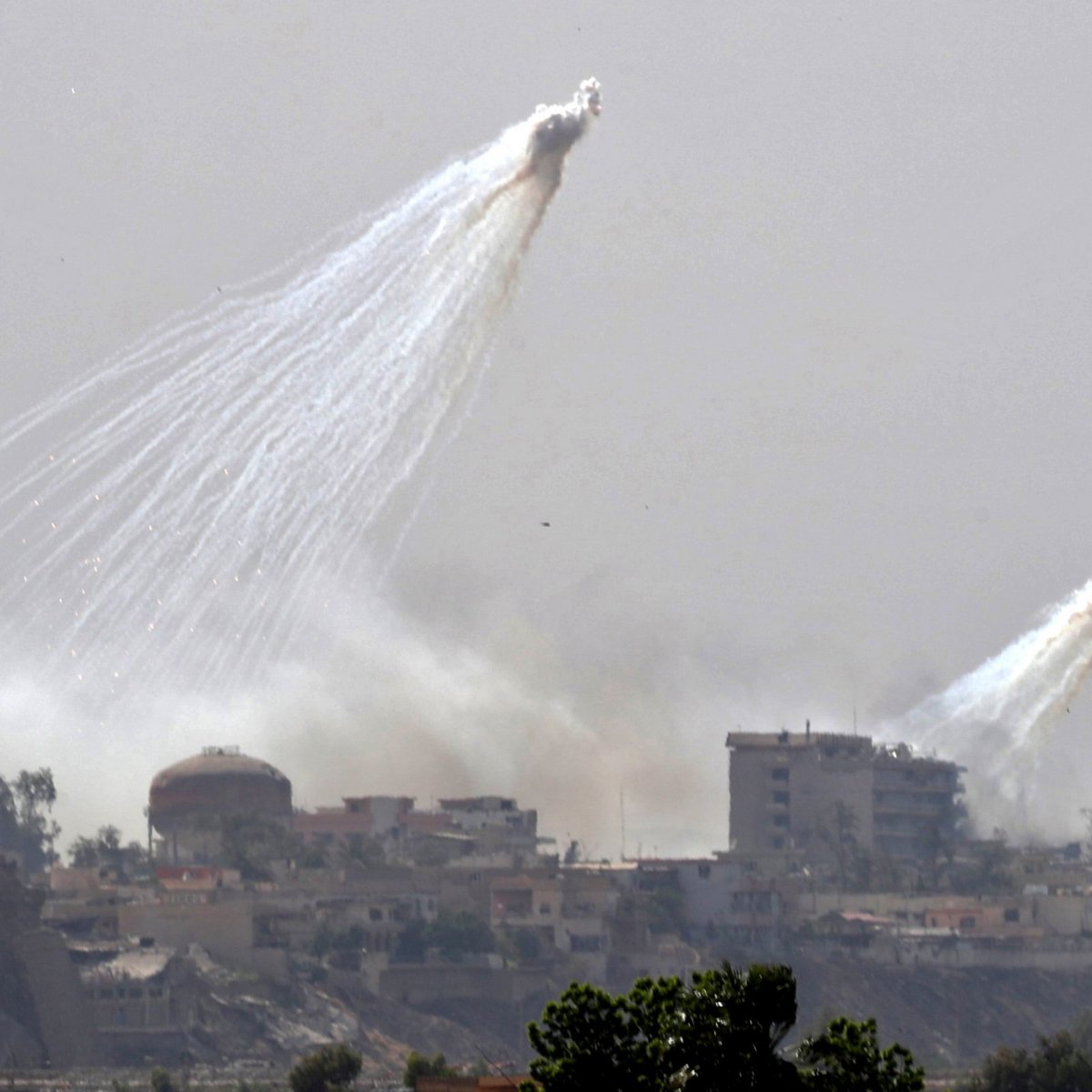 It's filled with 32 felt wedges impregnated with white phosphorus.A burster charge splits open the round in the air, and the wedges fall out, spontaneously igniting.They produce a characteristic smoke cloud called the "Medusa."