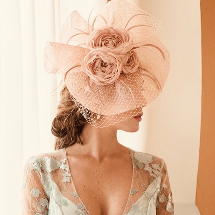 TocadosAirun's tweet photo. #Seda, #organza, #plumas... Materias primas delicadas y maravillosas para crear nuestras #flores... Pura #SOFISTICACION.
.
.
CASQUETE CON VELO, PAMELA Y TOCADO @TocadosAirun
.
.
Se realizan envíos a toda España. https://t.co/qmqyqaZ7Ne