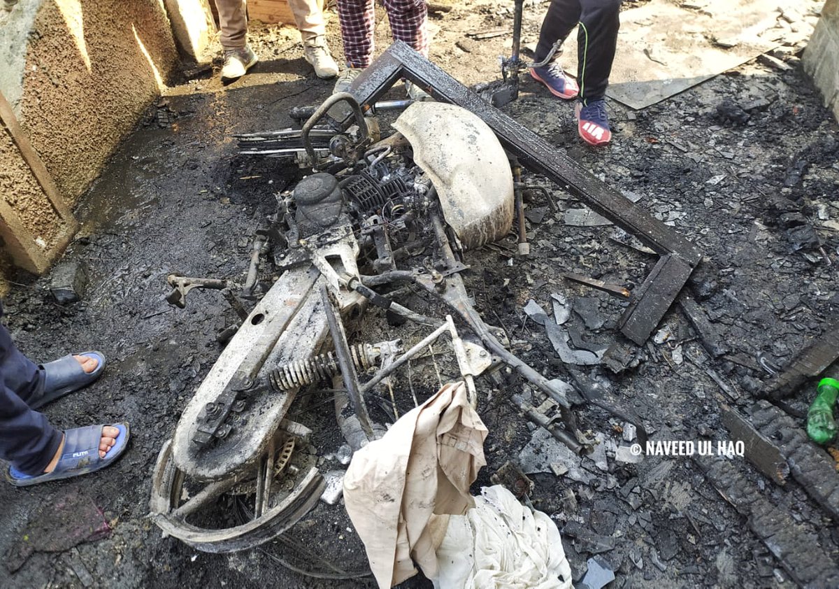 shahidwani_'s tweet photo. #INPIX: A house has been completely gutted in fire at #Monchwa in Central Kashmir's #Budgam, in which two un-identified militans were killed.

Photos: Naveed Ul Haq https://t.co/oR6mOjcrne
