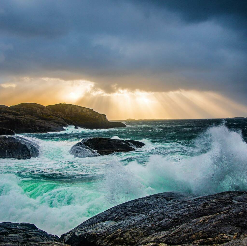 Fjordkysten's tweet photo. Fjordlyset 🤩 
📸 @lillianherland 

#fjordkysten #fjordnorway #visitnorway #solund #stormwatching https://t.co/5aXRRN4e32 https://t.co/yDEobeaP8P