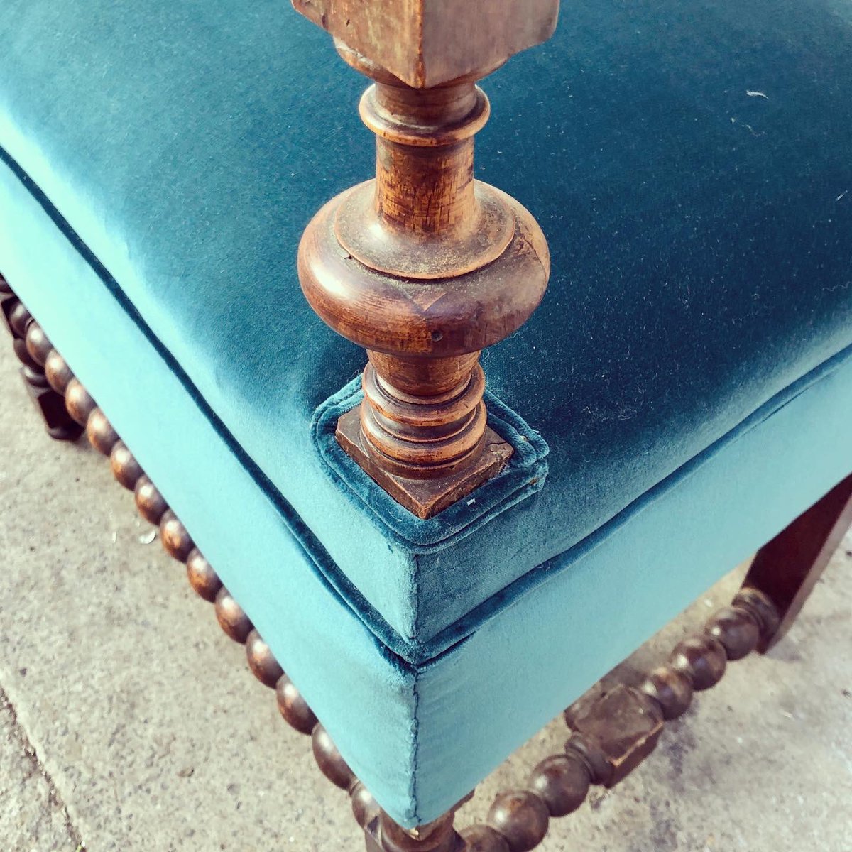 south_rachael's tweet photo. Regal! 👑 with some tricky cuts... #upholsterersfavouritecornercuts #traditionalupholstery #throne #velvetchair https://t.co/12DL4VE0iH