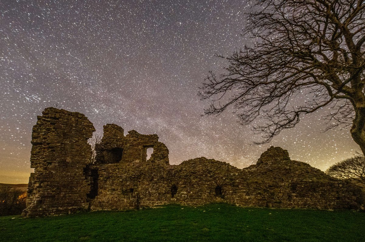 yorkshire_dales's tweet photo. 💬 "Deep in the beautiful valley of Mallerstang lies Pendragon Castle. This ruin lies in a truly dark bit of Yorkshire. I was trying to capture the Milky Way arching across the sky while also capturing the ruin." @BenBushPhoto
#VirtualDarkSkiesWeek ⬇️
https://t.co/BqqfK7pOlK https://t.co/QFpqdWll9o