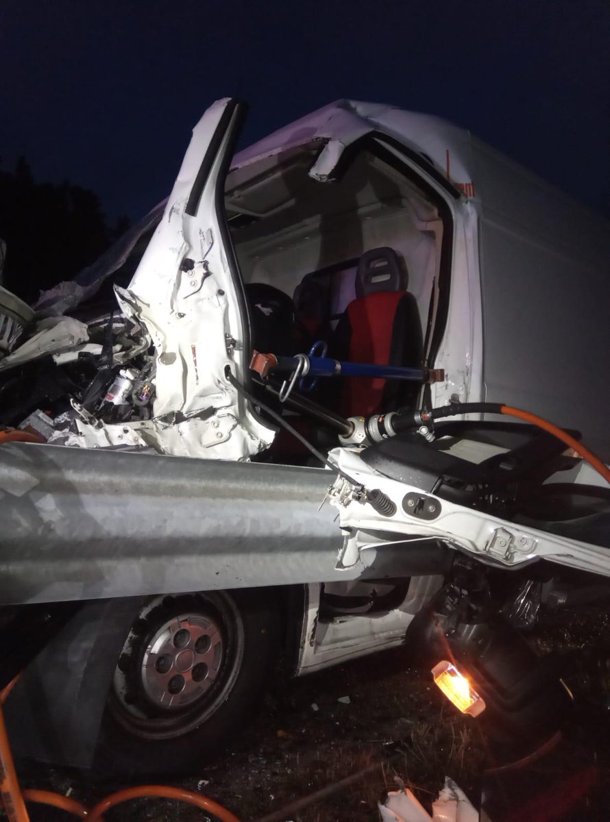 Un hombre ha resultado herido, esta madrugada, en un accidente de tráfico ocurrido en la A-6, en el municipio de Congosto #Bierzo. Es el conductor de una furgoneta que chocó con la parte trasera de un camión. Quedó atrapado por los pies y fue rescatado por <a href="/bomberosponfe/">Bomberos Ponferrada</a>