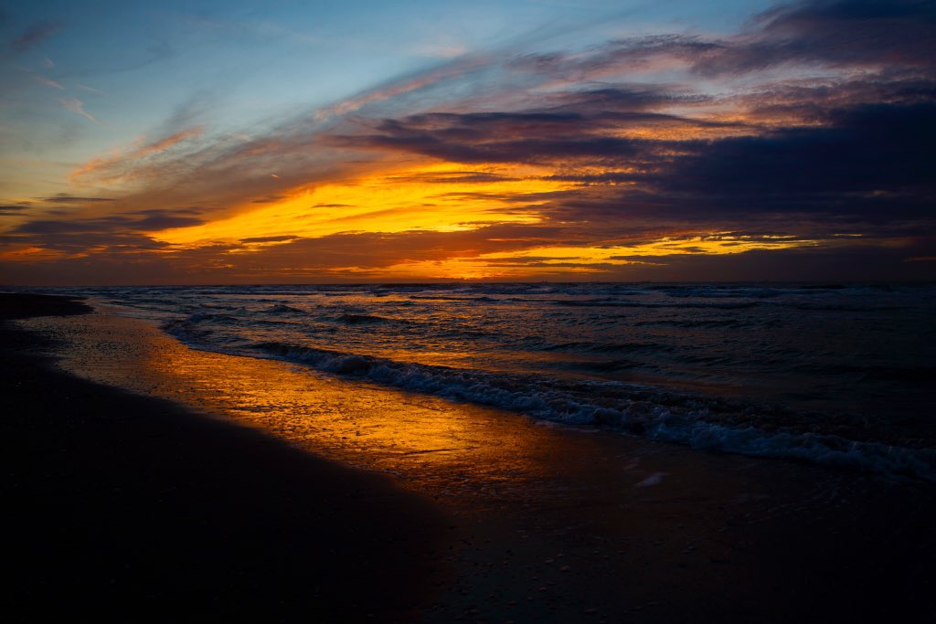 JanneHaapamaki's tweet photo. Have a good day! 🌷🎈
#haveagreatday #katwijk #sunsetphotography #beachphoto #sunsetlovers #instabeaches #sunsetandreflection #katwijkaanzee #holland #netherlands #nederland #hollanti #nederländerna #playa #europetrip #europeanphotography #landscape #outdoors #outdoorlife #out https://t.co/Vyj38DklTU