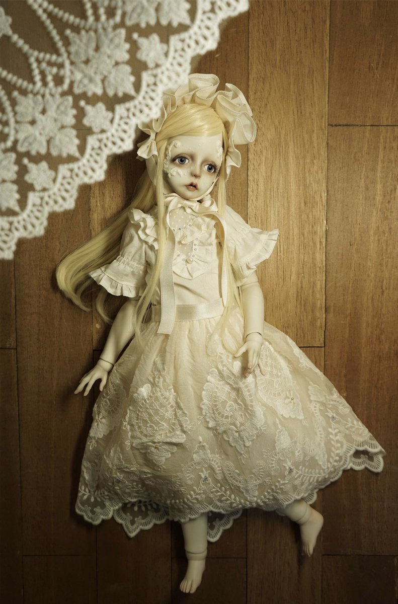 freaks_circus's tweet photo. こちらも現在人・形展に展示中の新作

「りんどう」
花言葉は悲しんでいるあなたを愛する

顔のレース的な部分も本体と同じ磁気で出来ています。
目はりんどうの色をイメージした青と紫で制作しました。
手に持っているワックスフラワーが付きます。 https://t.co/mhiPyLz1Gz