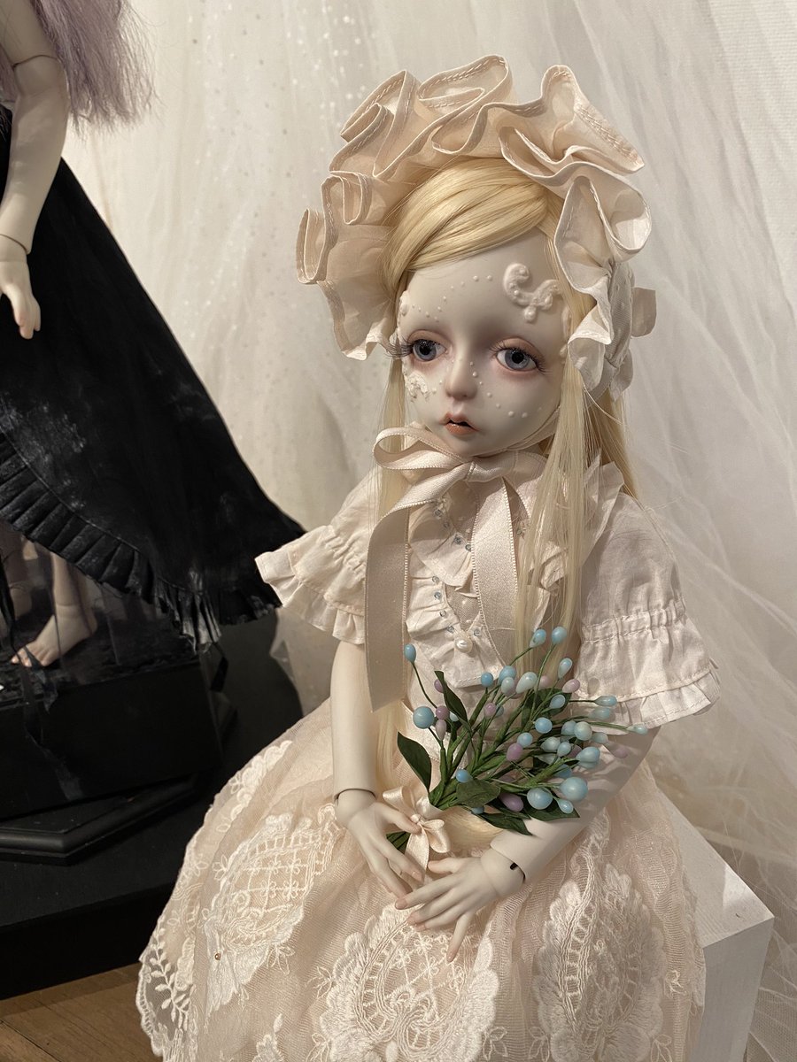 freaks_circus's tweet photo. こちらも現在人・形展に展示中の新作

「りんどう」
花言葉は悲しんでいるあなたを愛する

顔のレース的な部分も本体と同じ磁気で出来ています。
目はりんどうの色をイメージした青と紫で制作しました。
手に持っているワックスフラワーが付きます。 https://t.co/mhiPyLz1Gz
