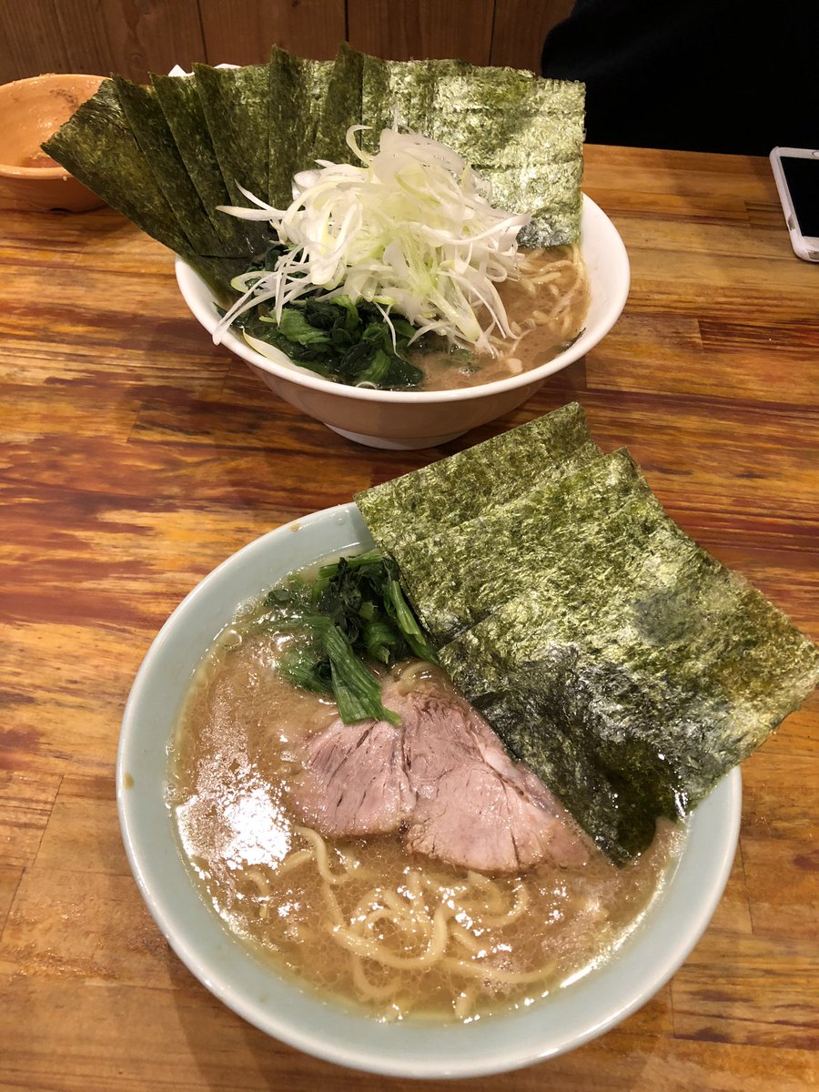 吉祥寺ロコ 吉祥寺の人気ラーメン店 洞くつ屋 さんの 普通のラーメンとトッピングラーメン キャベチャー は外せないそうです ツレ ラーメン 吉祥寺ラーメン