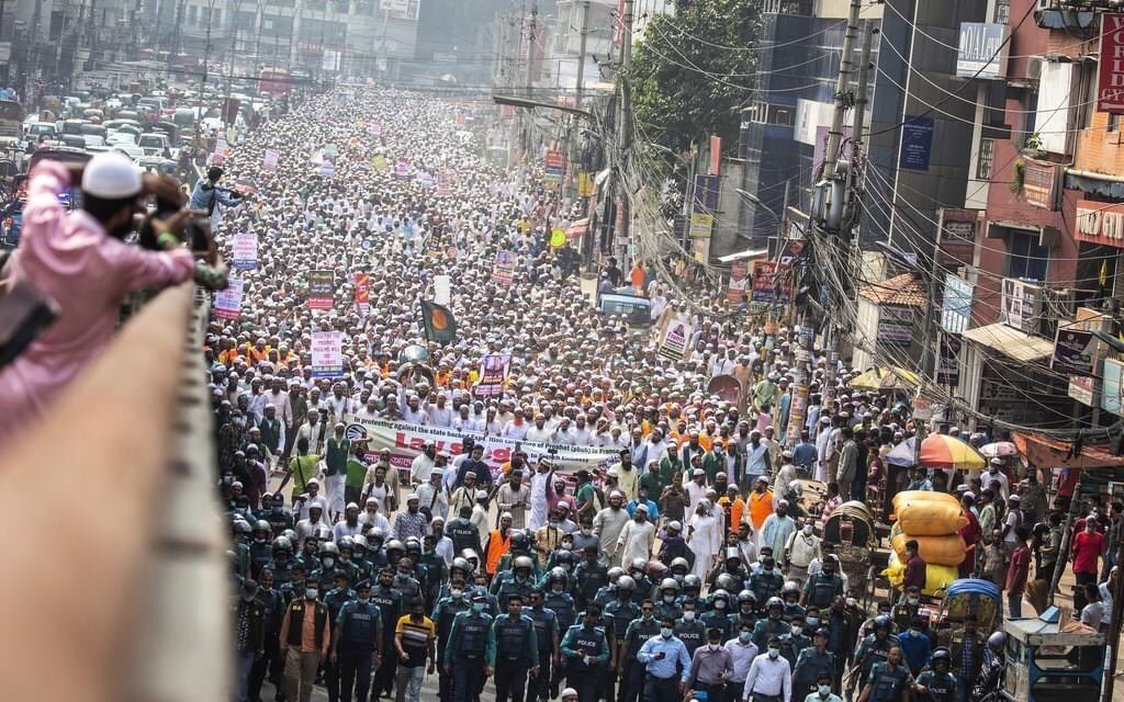 TwitsMahbub's tweet photo. Thanks to 'Islami Andolan Bangladesh' Which is The largest Islamic political party of Bangladesh take action against France. They call protest and held a big rally today for block the French embassy.
#Boycott_French_Products
#boycottcharliehebdo
#boycott_france https://t.co/ico6LzAmxi