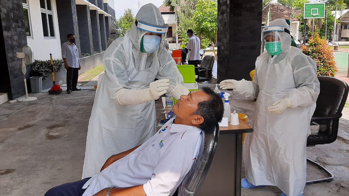 CEGAH KLASTER COVID-19, POLITEKNIK ATK GELAR UJI SWAB

Politeknik ATK bekerjasama dengan RSUP Dr. Sardjito menyelenggarakan uji swab untuk seluruh pegawai, 21-22 Oktober. Sebelumnya, terlebih dahulu diadakan edukasi mengenai Covid-19 di ruang terbuka yaitu Ruang Hotspot Kampus 2.