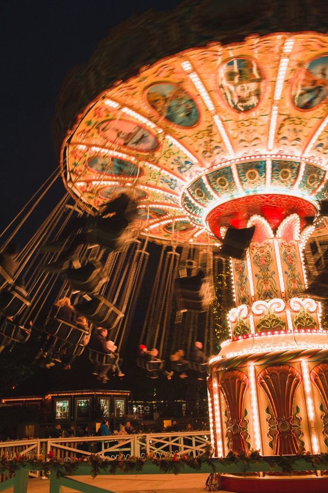 𝐎𝐜𝐭𝐮𝐛𝐫𝐞 27
𝐕𝐢𝐥𝐥𝐚 𝐑𝐁

—El festival de otoño arranca instalándose una feria con juegos mecánicos. Esta abarcaba toda la explanada y la alameda de la villa y podía ser visitada por todos los habitantes. Además de la feria el festival tendría diversas actividades.—