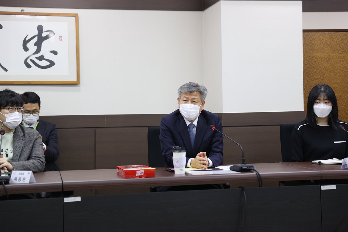 오늘 오후, 박삼득 국가보훈처장은 부산지방보훈청 직원들과 간담회를 가졌습니다.

국가보훈처는 11월 11일, ‘턴투워드부산(Turn Toward Busan)’ 국제추모식을 앞두고 유엔참전용사들의 희생과 헌신을 기리기 위해 다양한 행사를 준비하고 있습니다.
‘턴투워드부산’ 행사를 잘 준비하도록 하겠습니다.