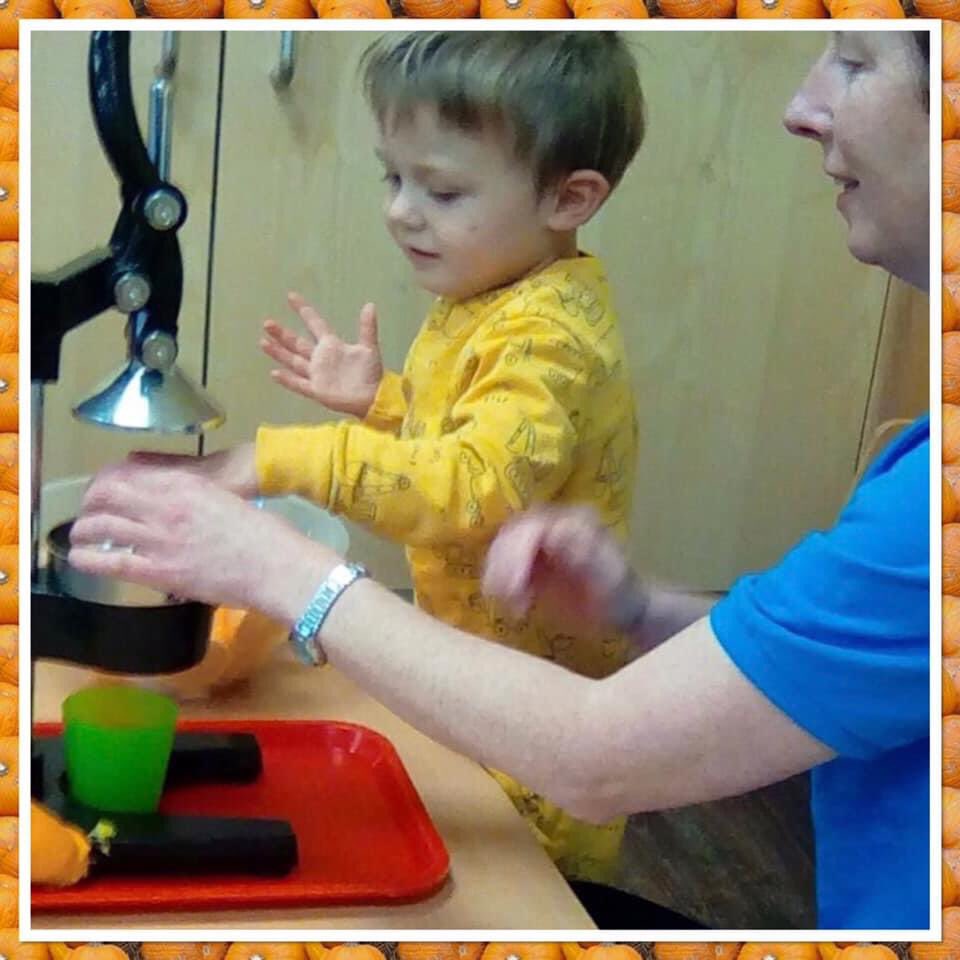teilos_cwtch's tweet photo. When your Tesco food share donation has lots of tangerines,  what shall we do ... make orange juice 🍊 

Our children had heaps of fun, learnt new skills and drunk all their delicious homemade juice - what a treat!

@LlansamletTesco @BestartSwansea #HereForSwansea https://t.co/xD0K6xDStB
