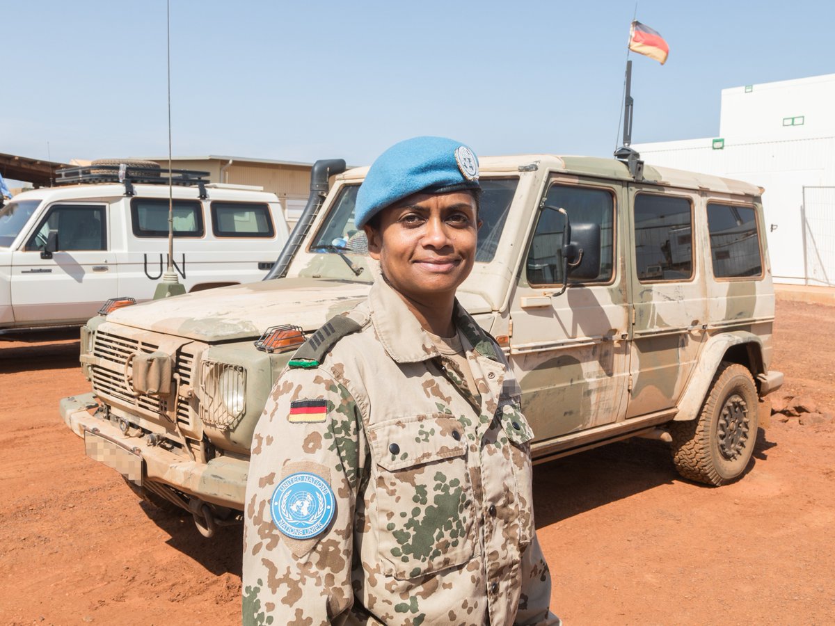 Bw_Einsatz's tweet photo. Bei #MINUSMA ist Jennifer L. als Sprachmittlerin für die #BundeswehrimEinsatz. Sie unterstützt bei der Zusammenarbeit mit der malischen Armee durch ihre Sprachkenntnisse. Für die Führung organisiert sie zudem den Terminkalender. Mehr dazu: https://t.co/70SRQu2lOA https://t.co/KR7SNz4djV