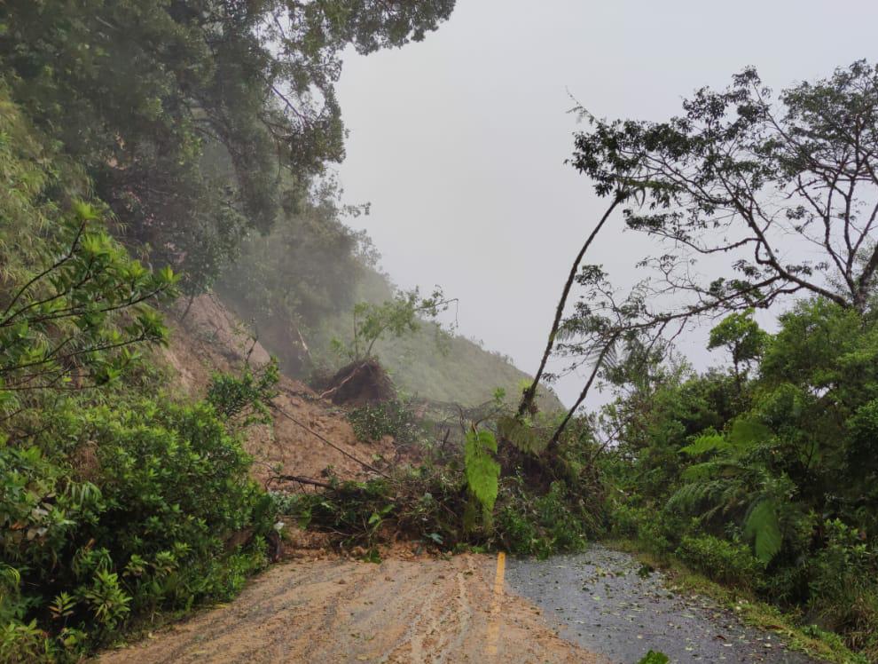TReporta's tweet image. Tres biólogos que se dedican a estudiar aves se encuentran atrapados en el sector de Hacha, corregimiento Kakintú, Comarca Ngäbe Buglé, debido a deslizamiento de tierra. Señalan que han esperado por ayuda desde hace dos días en un auto. @MargoHarding21 @Sinaproc_Panama #TReporta