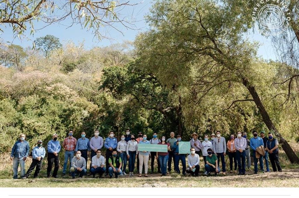 CharcoBendito's tweet photo. El pasado 28 de Octubre de 2020 celebramos el Lanzamiento Local del Proyecto Charco Bendito con autoridades de Tlajomulco de Zuñiga, líderes locales de la Comunidad de San Lucas Evangelista al igual que representantes de las seis empresas aliadas #JuntosProtegiendoElAgua https://t.co/72T8JHk2xU
