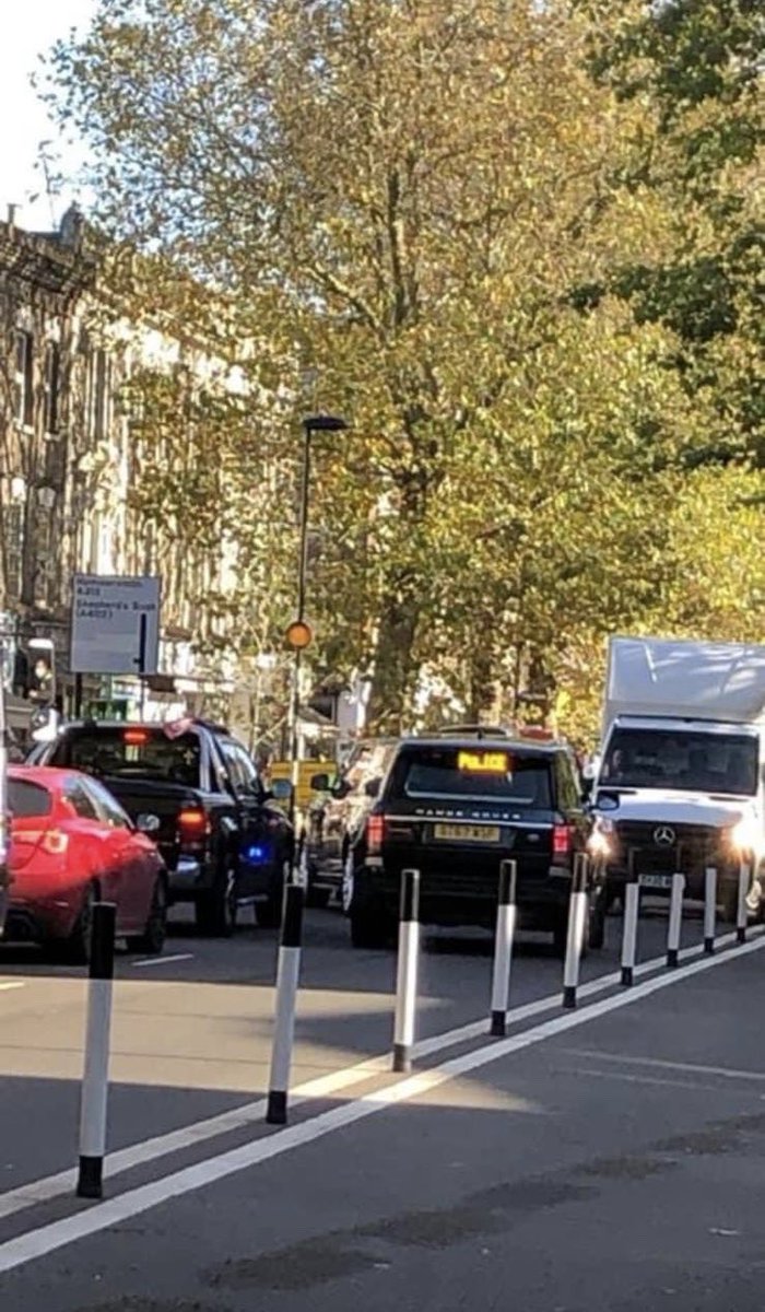 GroveChaos's tweet image. HRH &amp;amp; convoy in 3 range rovers trapped in traffic on Chiswick High Road. Even 2 outriders unable to move her on &amp;amp; this during severe terrorist alert in UK @CllrSteveCurran
@HanifKhan_1 @grantshapps
@LBofHounslow @MPSHounslow @ChiswickW4 @chiswickchaos @DailyMailUK
@NickFerrariLBC