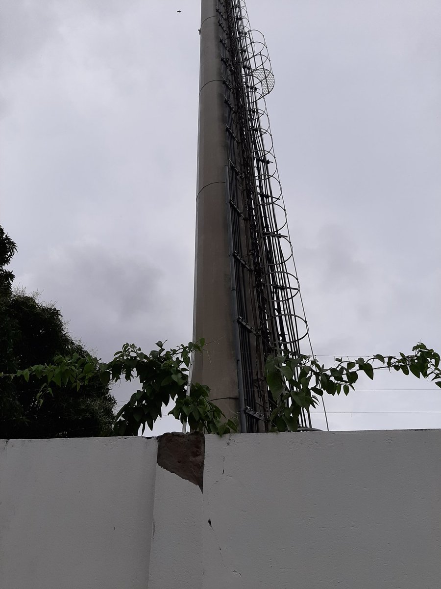 Aqui caiu tanto raio por causa da antena, que saiu fogo e ainda quebrou o muro. Fôlego! Noite tensa!