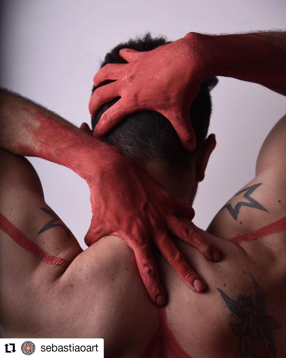 ospina_005's tweet photo. ESPALDA FUERTE, OMÓPLATOS AJUSTADOS, BRAZOS ÁGILES RESISTENTES, DEDOS FIRMES
@ospina_005
#rojo #Whacking #posing #punking 
#likeforlikes #bogotamodels #menfashion #topmodel #allbymyself #mybodygenius #noviembre2020 #gayboy #modelgayboy #gaybogota #gaycolombia #gaylatino https://t.co/Ok6rQm3CHe