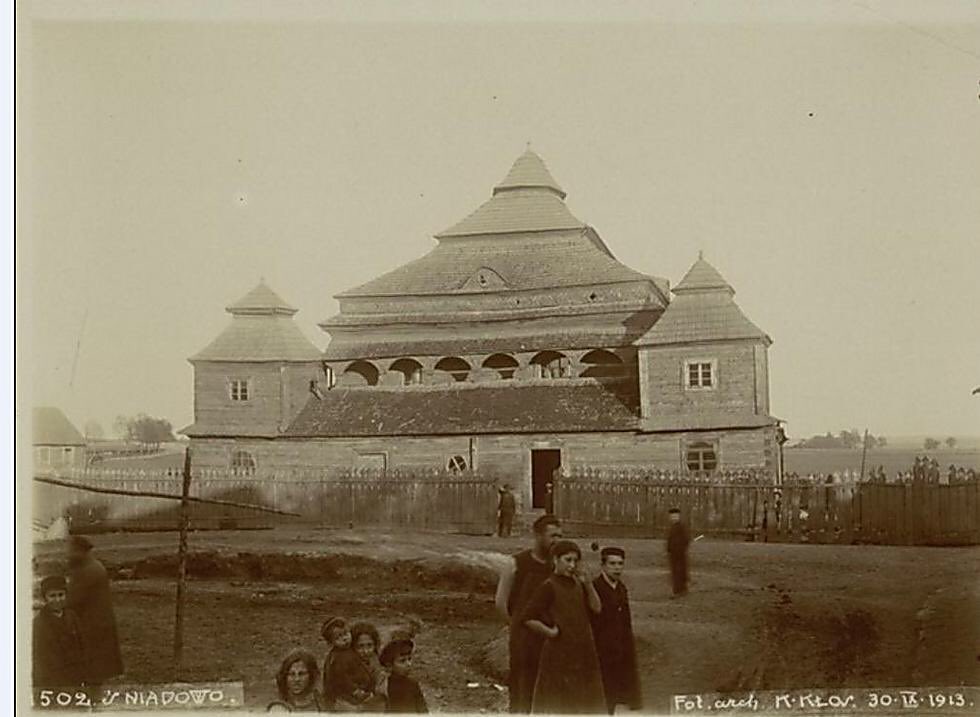 Leading 2 a flowering of Yiddish culture throughout their lands that included the creation of The great wooden synagogues, probably the greatest ever architectural expression of Yiddish culture. Sadly All lost in the Holocaust, see my separate thread here:  https://twitter.com/furmadamadam/status/1213011339825815552?s=21