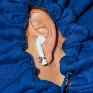 JCKMagazine's tweet photo. Escapism 2020: #Bijules is making jewelry for your AirPods!
https://t.co/kyUjMG67bx https://t.co/MjIQlfGFSt