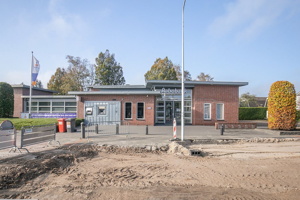 BOGAuctions's tweet photo. Voormalig bankgebouw te DE WESTEREEN | In het centrum van De Westereen gelegen, voormalig bankgebouw (deels verhuurd) met parkeergelegenheid op eigen terrein. Veiling: 15 december 2020. Interesse? Bekijk de veiling: https://t.co/xAJKTCO6D0 https://t.co/RfsZTFUYnw