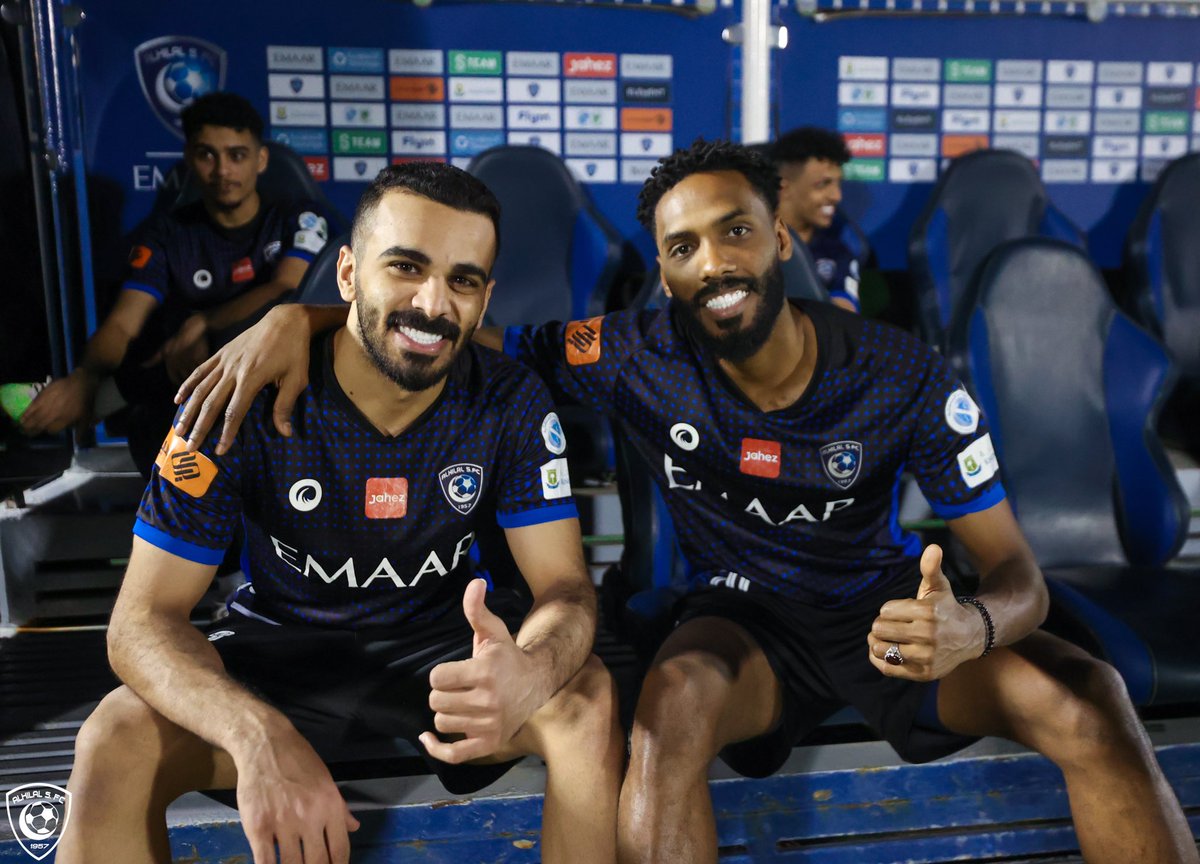 Alhilal_FC's tweet photo. 🎶 وجه الهلالي تعرفه من ضحكته قبل الجواب 💙😁
 
#الهلال
#كبير_آسيا https://t.co/Eog77JehWh